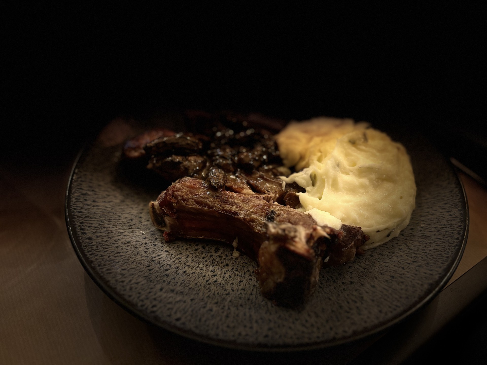 Côte de veau de la ferme de l'Ambène en sauce morilles sublimée par le chef Fred Alfonsi, restaurant La Table de Fred à Clermont-Ferrand